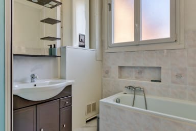 Salle de bain avec douche et baignoire