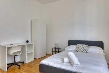 Chambre avec espace bureau