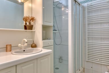 Salle de bain avec douche