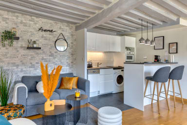Cuisine ouverte aménagée et équipée avec machine à laver le linge