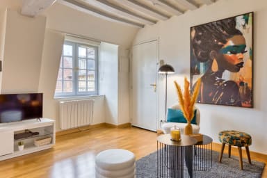 Salon design avec coin repos et télévision