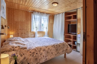 chambre avec un lit 160 et un grand dressing avec télévision