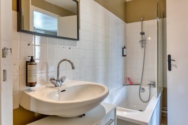 salle de bain avec baignoire