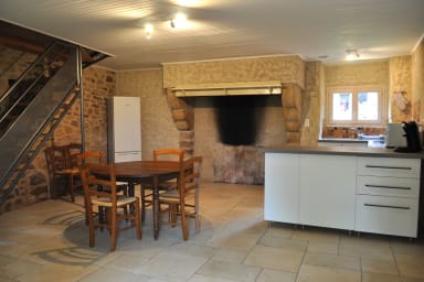 Salle à manger sur cuisine ouverte
Table 4 à 6 personnes (rallonge...