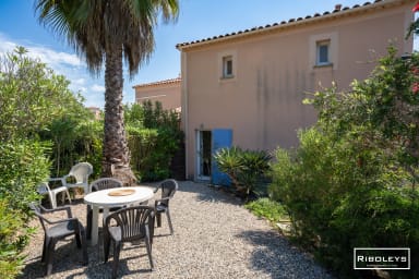 Nordterrasse auf der Rückseite des Hauses. Blick auf die Garrigue