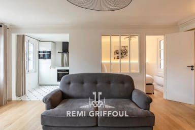 Salon lumineux, vue sur la cuisine et accès direct à une chambre accueillante