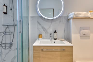 Salle de bain avec douche