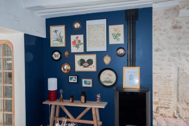 Salle à manger élégante avec grande table en bois, parfaite pour des repas...