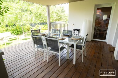 Grande terrasse ouverte sur le jardin privé