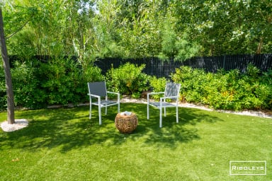 Grand jardin privé avec terrain de pétanque et salons de jardin