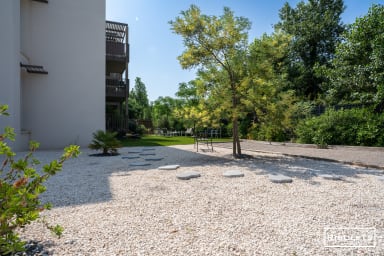 Grand jardin privé avec terrain de pétanque et salons de jardin