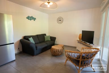 Grande pièce de vie climatisée avec cuisine ouverte et wifi