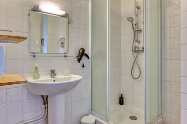 Salle de bain avec douche