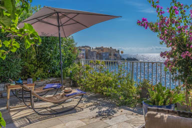 Profitez de bains de soleil pour admirer la vue imprenable sur la mer