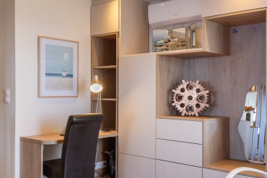 Espace d'entrée avec coin bureau