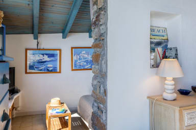 Salon avec TV et canapé-lit avec 160x200cm