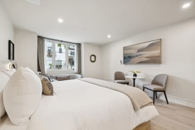 King-size bed, sleeps 2, seating area, and 65