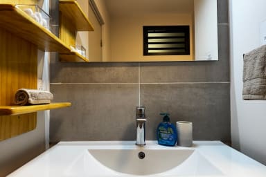 Douche à l'italienne avec distributeur de savon/shampoing/conditionner. Sèche...