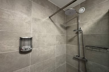 Douche à l'italienne avec distributeur de savon/shampoing/conditionner. Sèche...