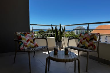 Balcon couvert vue mer. 