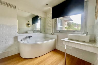 Très belle salle de bain lumineuse avec grand miroir