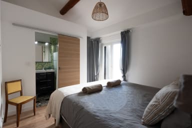 Chambre 2 avec salle de bain privée – Literie haut de gamme et douche moderne.