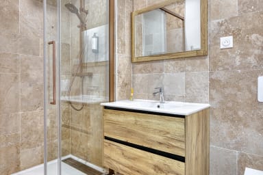 Salle de bain avec douche