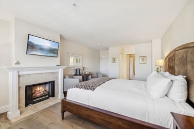 King-size bed, sleeps 2, DirecTV subscription, fireplace