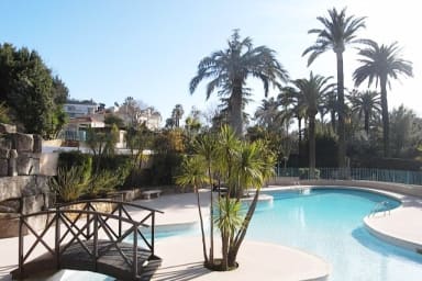 Un cadre féérique autour de la piscine