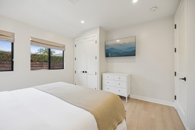 California King bed, sleeps 2, smart TV