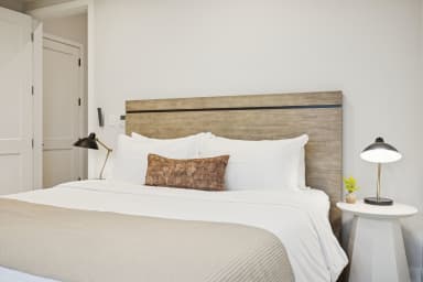 California King bed, sleeps 2, smart TV