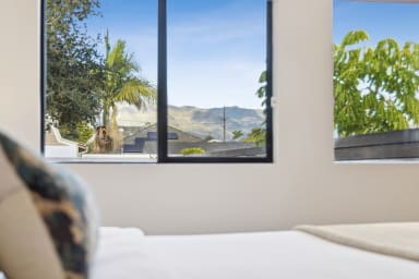 California King bed, sleeps 2, smart TV