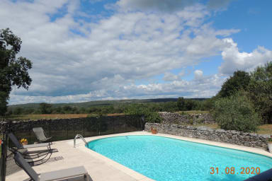 Piscine sécurisée. Vue sur le Causse.