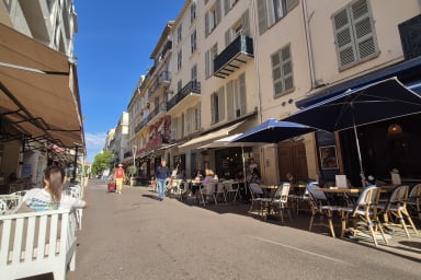 La rue en bas de l'immeuble