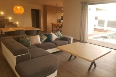 Canapé d'angle vu sur la piscine!
Canapé dépliant pour de grands moments...