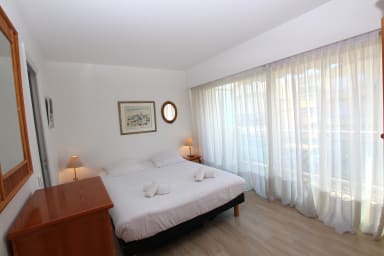 Chambre climatisée 1 : 1 lit double et sa salle de douche + terrasse