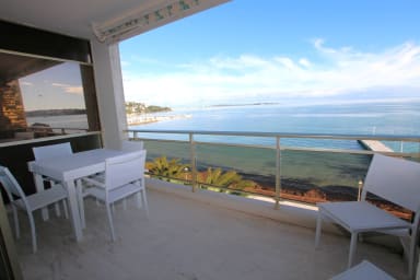 Terrasse équipée et vue mer