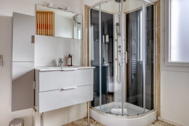 Salle de bain avec douche