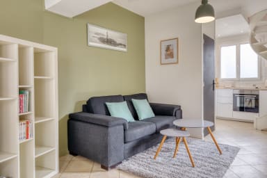 Salon avec bibliothèque