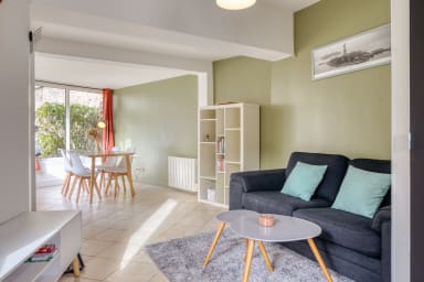 Salon ouvert sur salle à manger lumineuse 