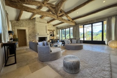 grand salon avec cheminée et écran plat - accès chambre ensuite du rdc