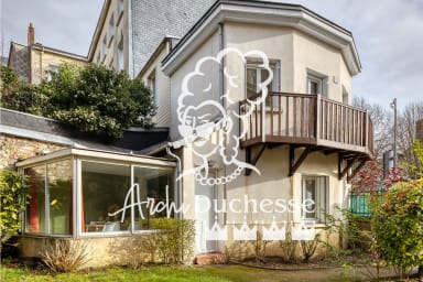 Maison de ville protégée par portail et gérée par l'ArchiDuchesse Conciergerie 