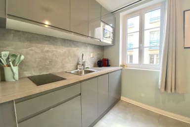 Cuisine équipée et lumineuse 