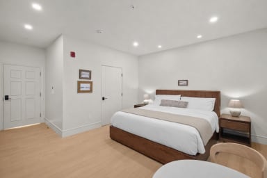 King-size bed, sleeps 2 (Cool Gel Chill memory foam mattress)