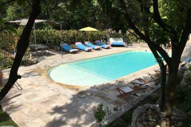 Piscine avec tonnelle table et chaises