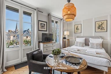 Chambre vaste et lumineuse, bureau idéal pour télétravailler ou écrire une carte