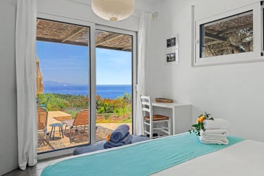 Réveillez-vous avec la lumière naturelle et vue mer dans votre chambre paisible.