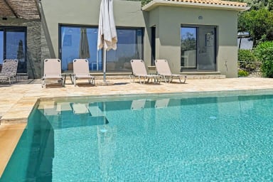 Piscine détente, baignade rafraîchissante ou farniente au soleil.