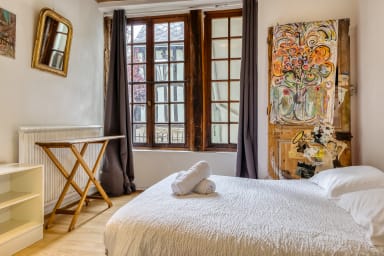 Chambre avec lit deux places et décoration