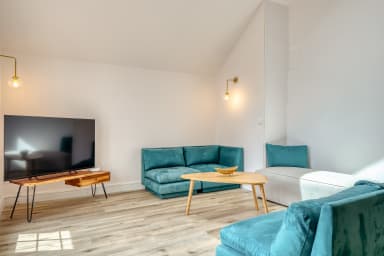 Salon spacieux avec écran plat